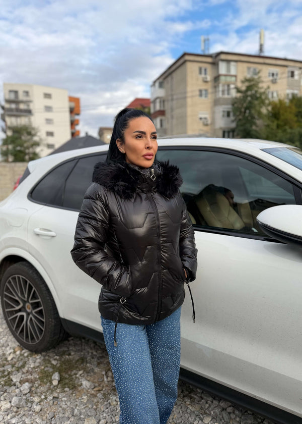 Blugi talie inalta „CRYSTAL DENIM” asortați cu geacă neagră lucioasă, outfit casual chic de toamnă lângă mașină albă