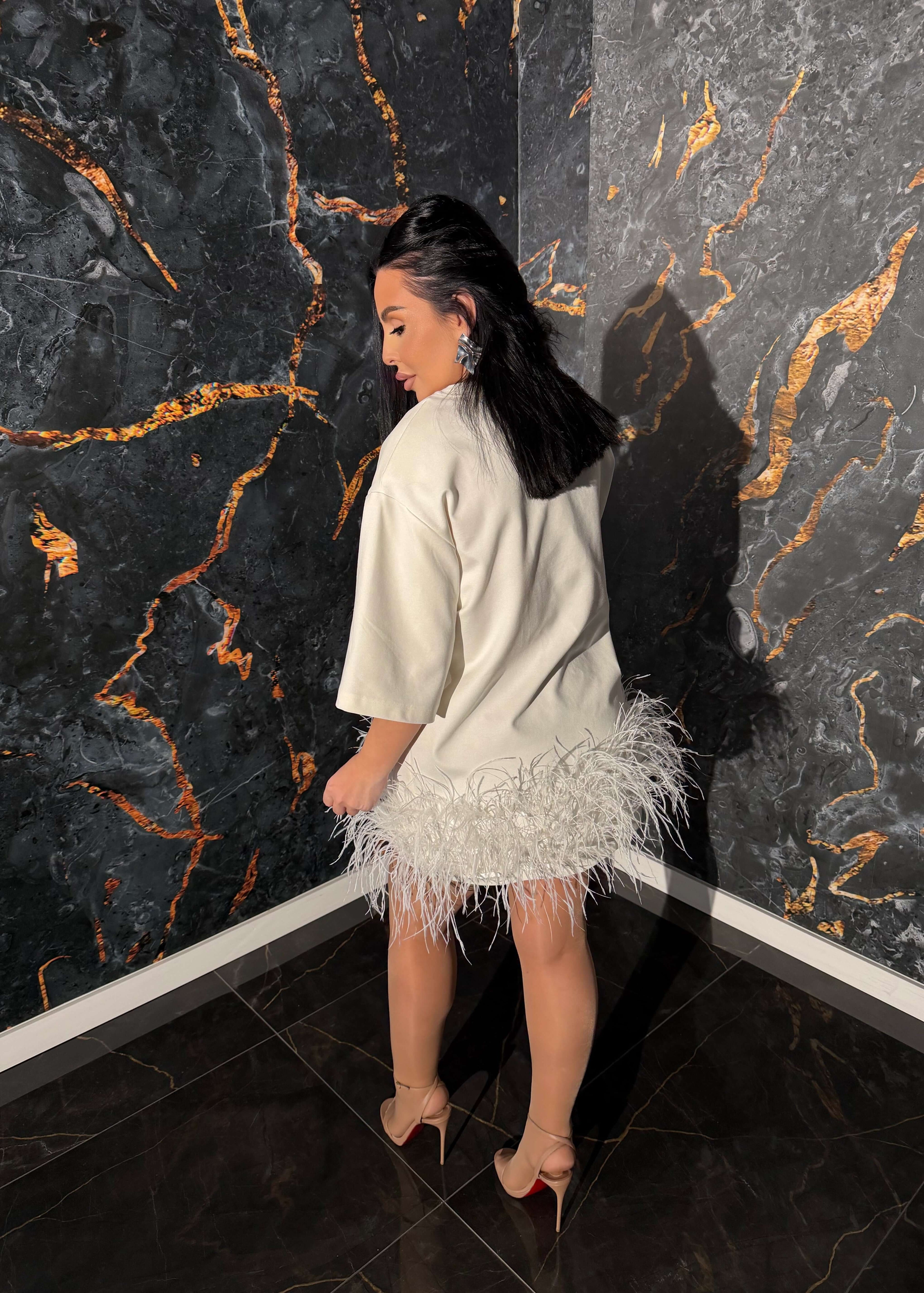 Tricou tip rochie cu pene statement - SIA Feather Love Tee Dress, minimalism și extravaganță pentru apariții memorabile.