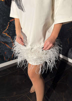 Tricou tip rochie cu pene SIA Feather Love pentru un look statement extravagant.