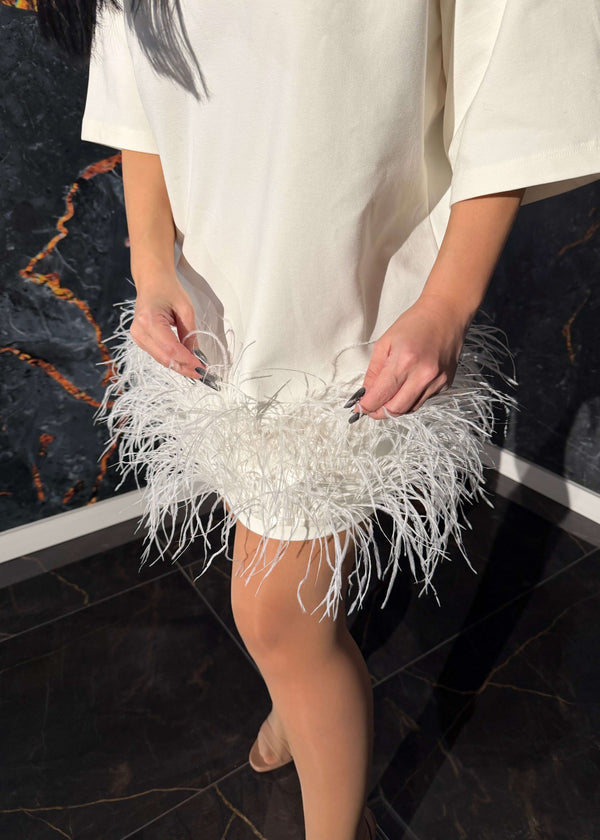 Tricou tip rochie cu pene SIA Feather Love pentru un look statement extravagant.
