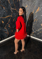 Tricou tip rochie cu pene statement "FEATHER LOVE" pentru o apariție memorabilă, prezentat de model în rochie roșie extravagantă.