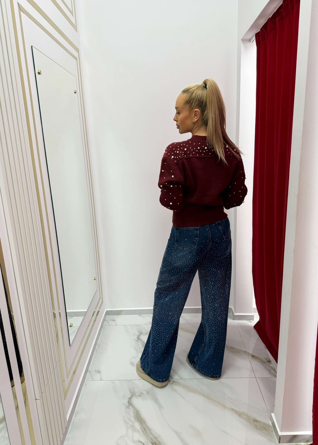 Cardigan elegant cu perle PEARLY visiniu, purtat cu blugi evazați, vedere spate, Cardigan tricot modern pentru ținute chic