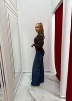 Cardigan elegant cu perle PEARLY, cardigan damă tricotat maro cu fermoar, purtat cu blugi evazați în showroom fashion