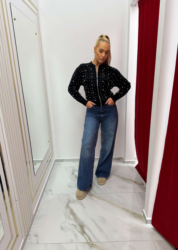 Cardigan elegant cu perle PEARLY cu fermoar, purtat cu blugi evazați, Cardigan negru chic pentru ținute casual sofisticate