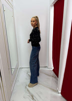 Cardigan elegant cu perle PEARLY, Cardigan negru cu fermoar, ținută casual chic cu jeans evazați în cabina de probă