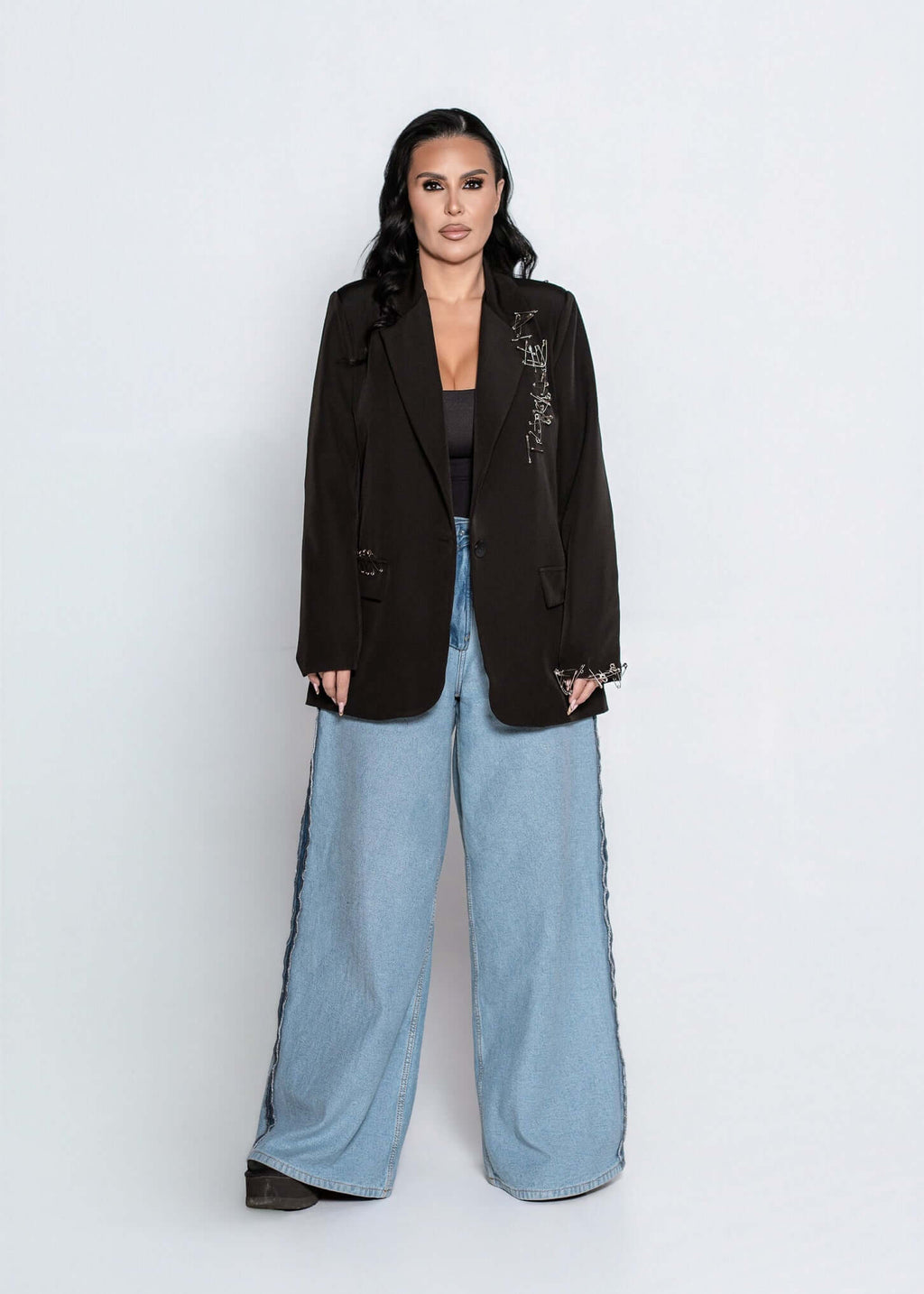 Sacou REBEL cu croială lejeră oversize, accesorii metalice, purtat de femeie cu pantaloni largi din denim, stil urban chic