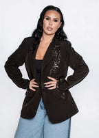 Sacou Rebel negru cu croială lejeră oversize și accesorii metalice, purtat de femeie modernă, stil urban chic