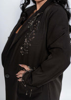 Sacou Rebel negru oversize pentru femei, cu accesorii metalice tip bolduri pe rever și mânecă, detaliu close-up