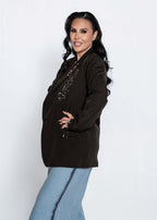 Sacou REBEL negru cu croială lejeră oversize și accesorii metalice, purtat cu jeans largi, outfit casual chic