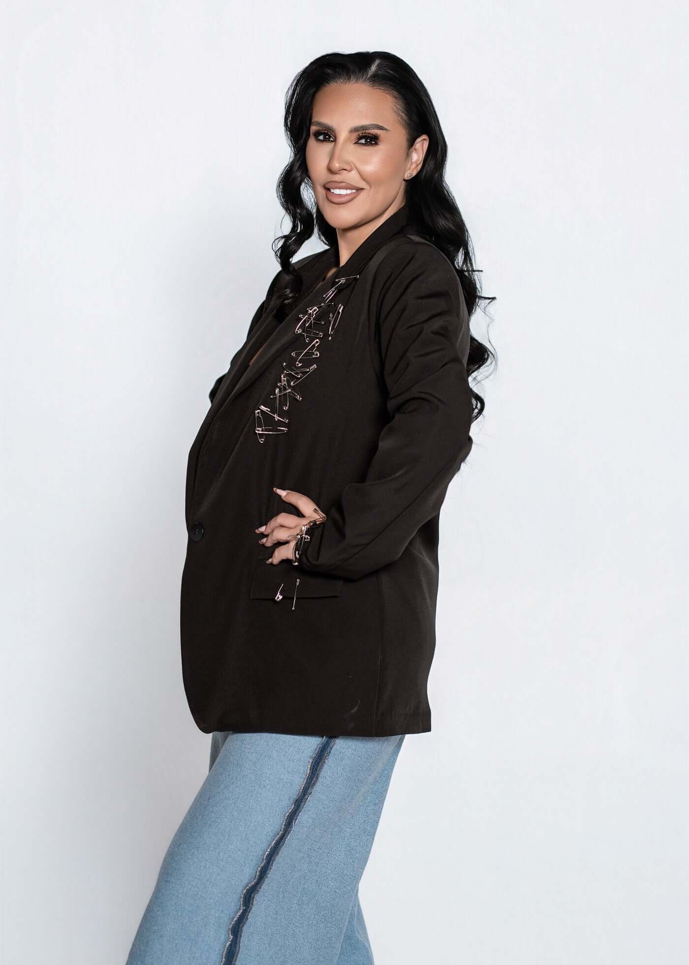 Sacou REBEL negru cu croială lejeră oversize și accesorii metalice, purtat cu jeans largi, outfit casual chic