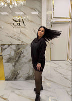 Femeie purtând SIA "ATTITUDE" hoodie în showroom elegant