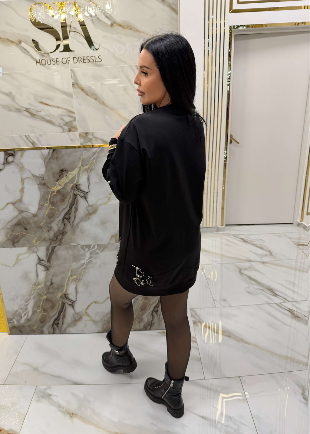 Hoodie cu ace metalice - "ATTITUDE" hoodie, stil urban și street-lux, purtat într-un cadru modern.