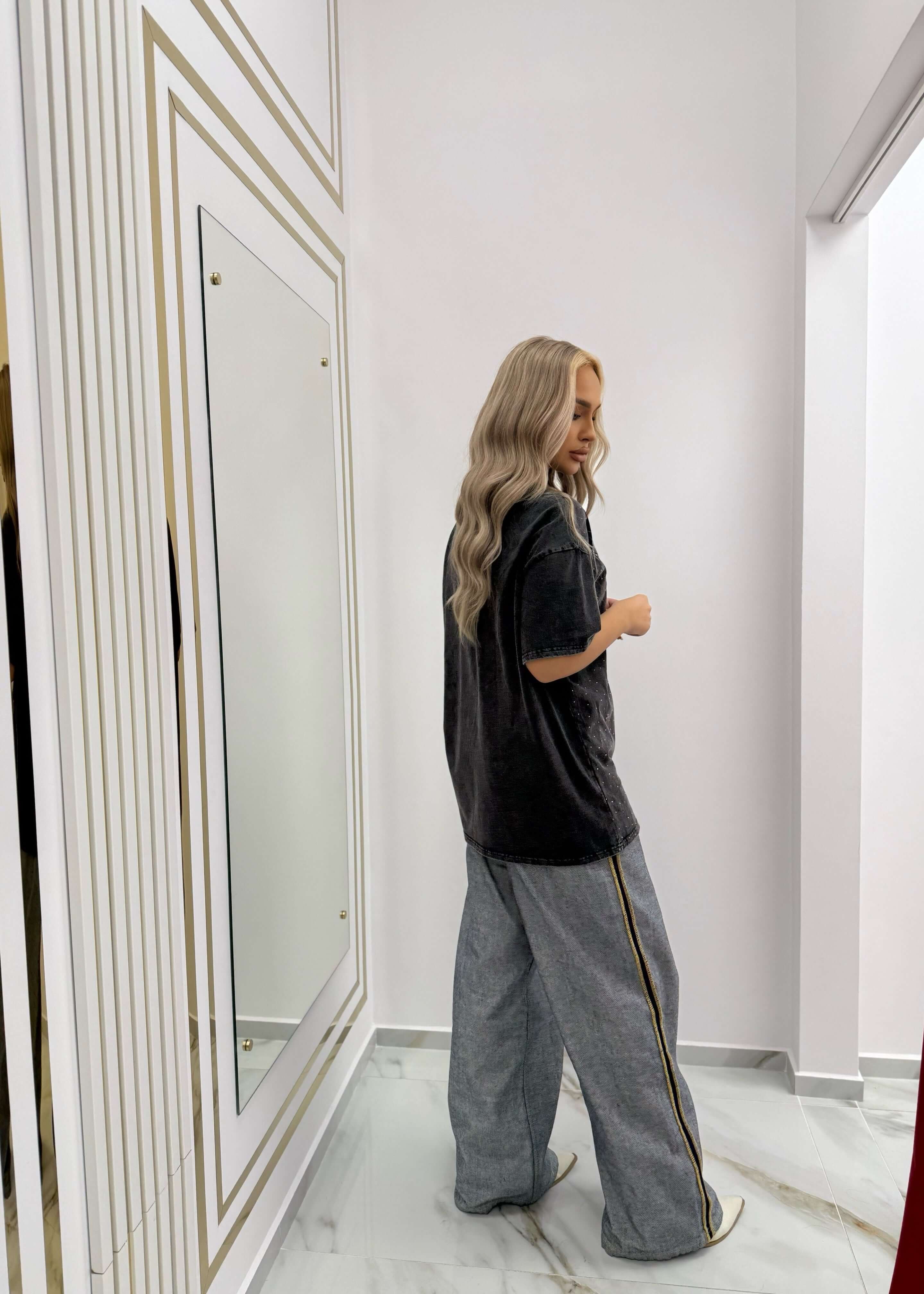 Tricou oversized SIA RELIGION negru cu efect washed, purtat cu pantaloni largi, look casual urban pentru femei