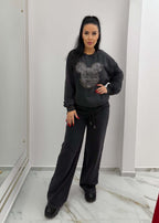 Trening modern din 2 piese Mickey Sparkle negru cu aplicație strălucitoare, purtat de femeie, stil casual luxury
