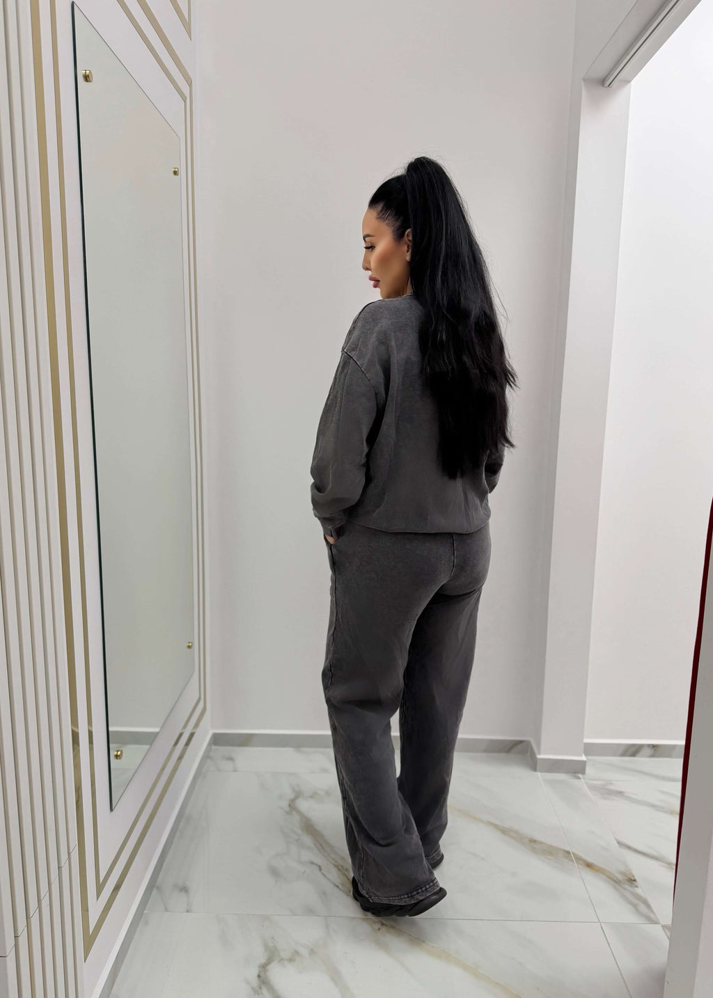 Trening modern luxury casual din 2 piese „MICKEY SPARKLE” gri, vedere spate, stil comfy pentru ținute de zi