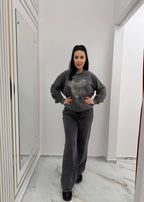 Trening modern luxury casual din 2 piese Mickey Sparkle gri, bluza cu aplicație strălucitoare, purtat de model feminin în interior