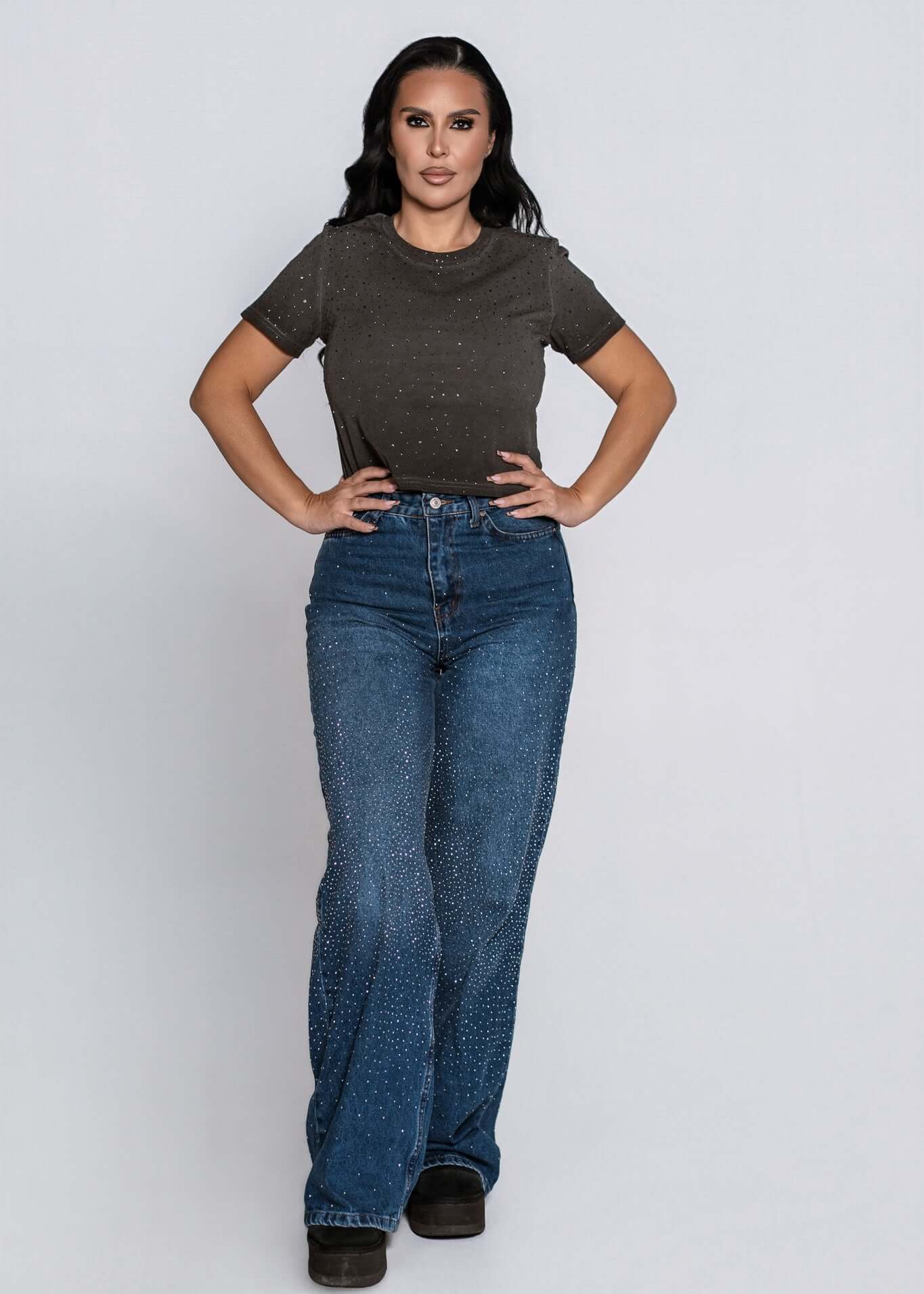 Tricou SIA gri din bumbac cu cristale SPARKLE, purtat cu blugi evazați, outfit casual glam pentru femei Main image