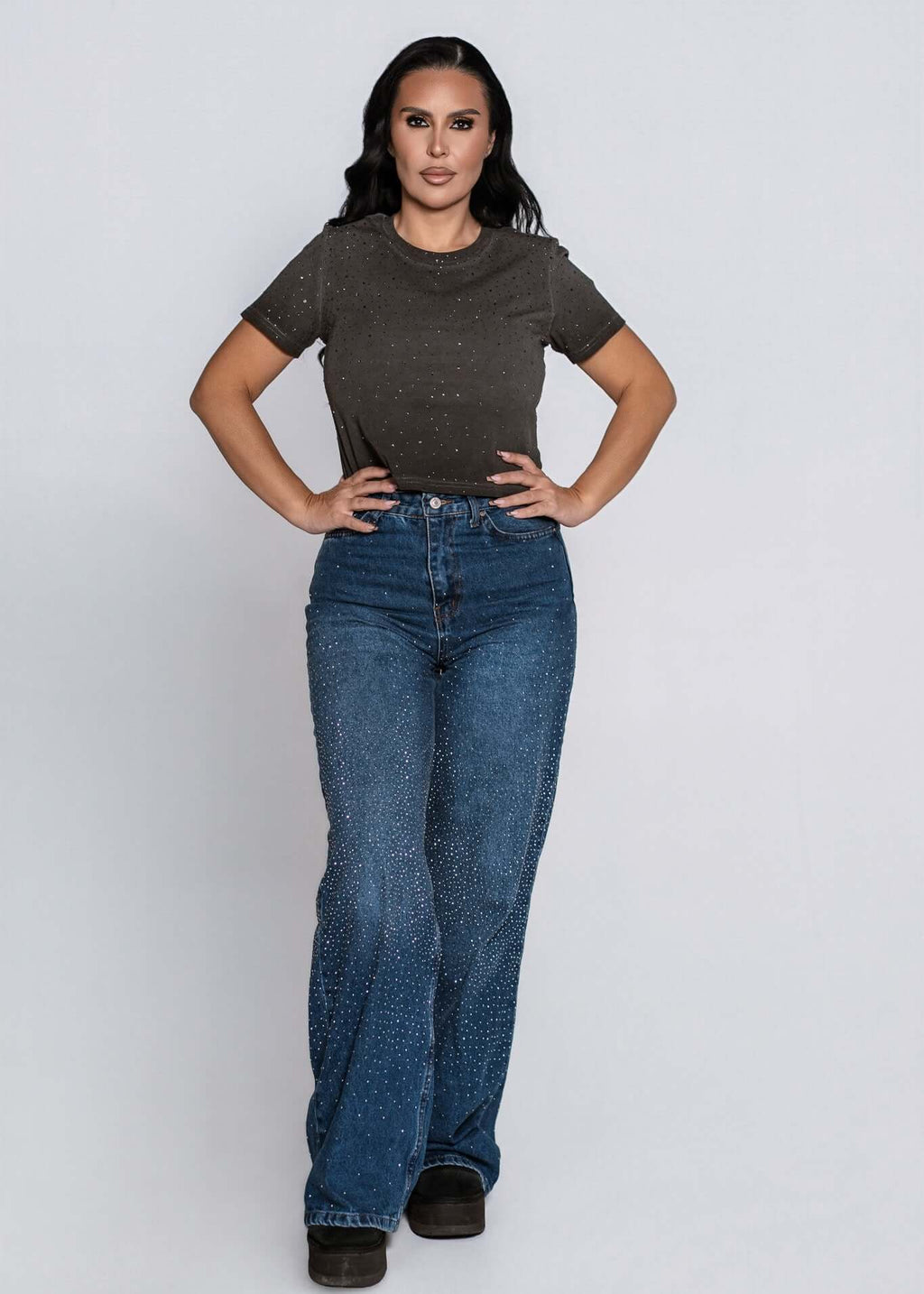 Tricou SIA gri din bumbac cu cristale SPARKLE, purtat cu blugi evazați, outfit casual glam pentru femei