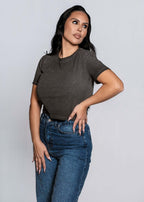 Tricou SIA gri din bumbac cu cristale SPARKLE, purtat cu blugi albaştri, look casual glam pentru ţinute de zi