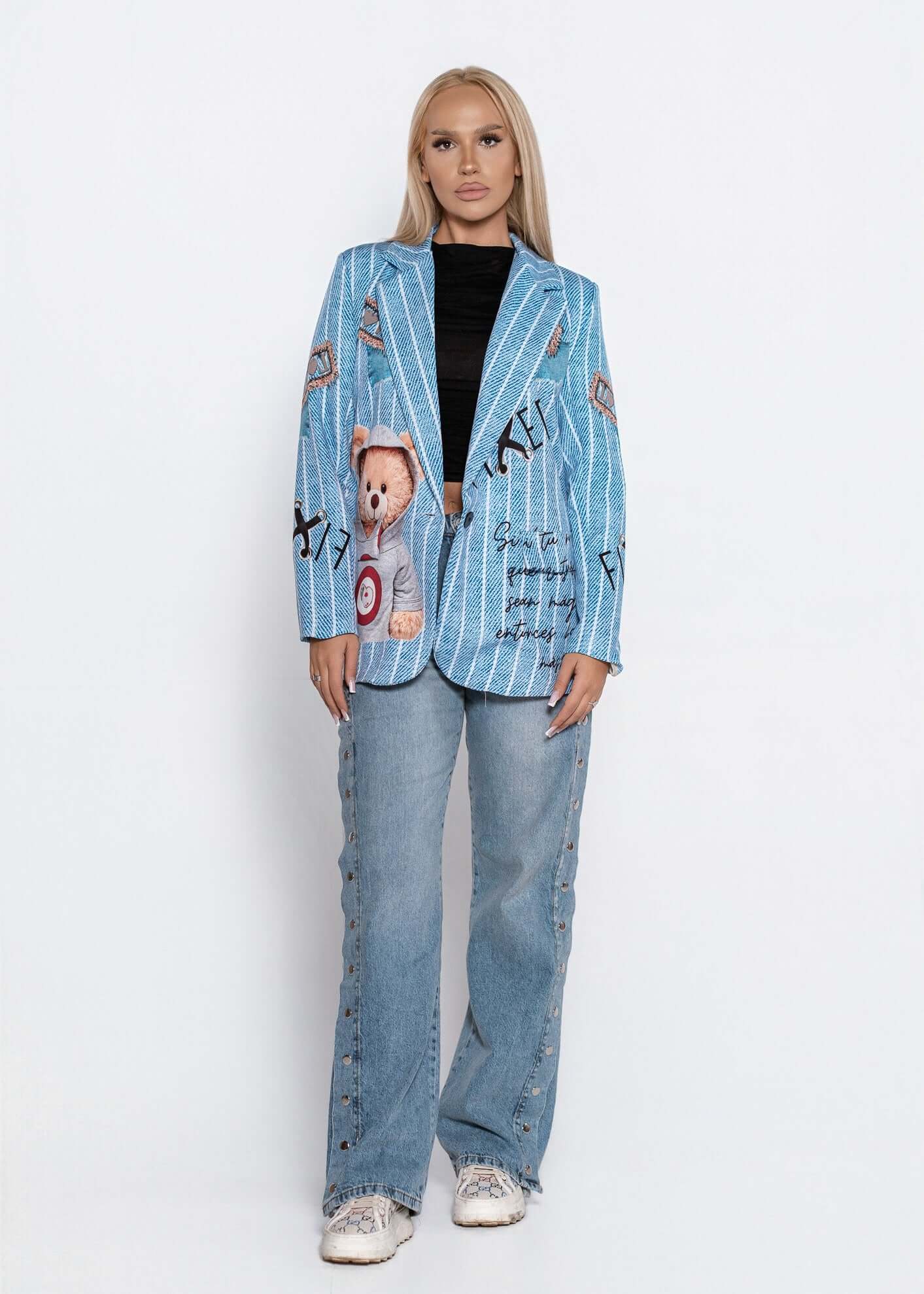 Sacou SIA ușor oversize TEDDY albastru cu imprimeu grafic ursuleț, purtat cu jeanși largi și tricou negru Main image