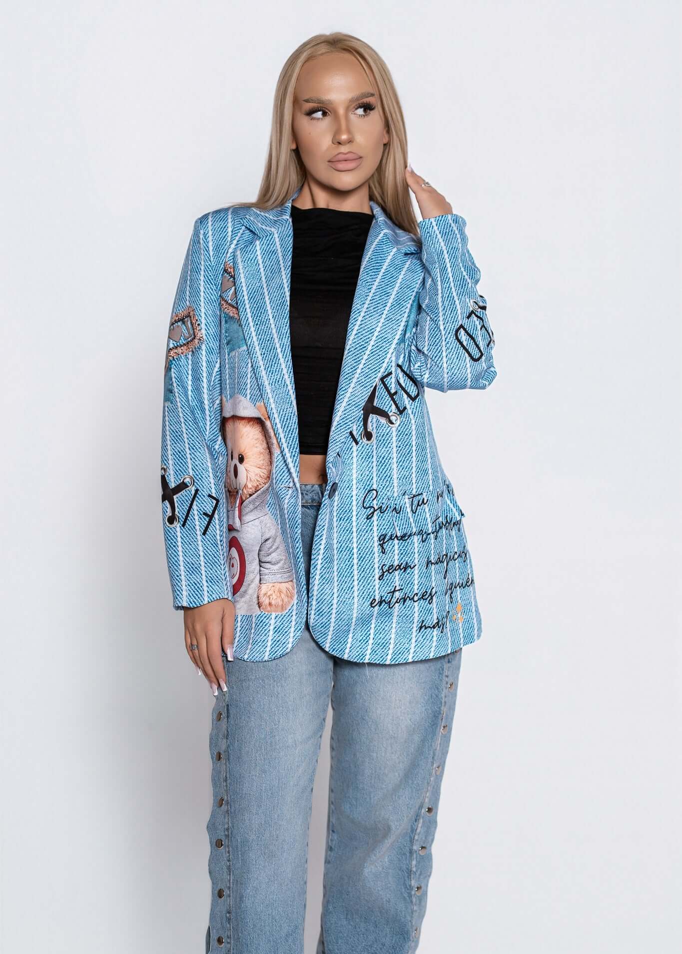 Sacou SIA usor oversize TEDDY albastru cu imprimeu grafic 3D urs, purtat de model, stil urban casual