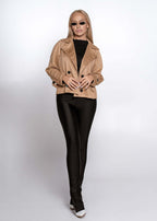 Jacheta piele întoarsă sintetică scurtă URBAN JACKET bej, tip trench, purtată cu pantaloni negri eleganți