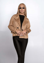 Jacheta piele întoarsă sintetică scurtă tip trench URBAN JACKET bej, purtată cu pantaloni negri eleganți