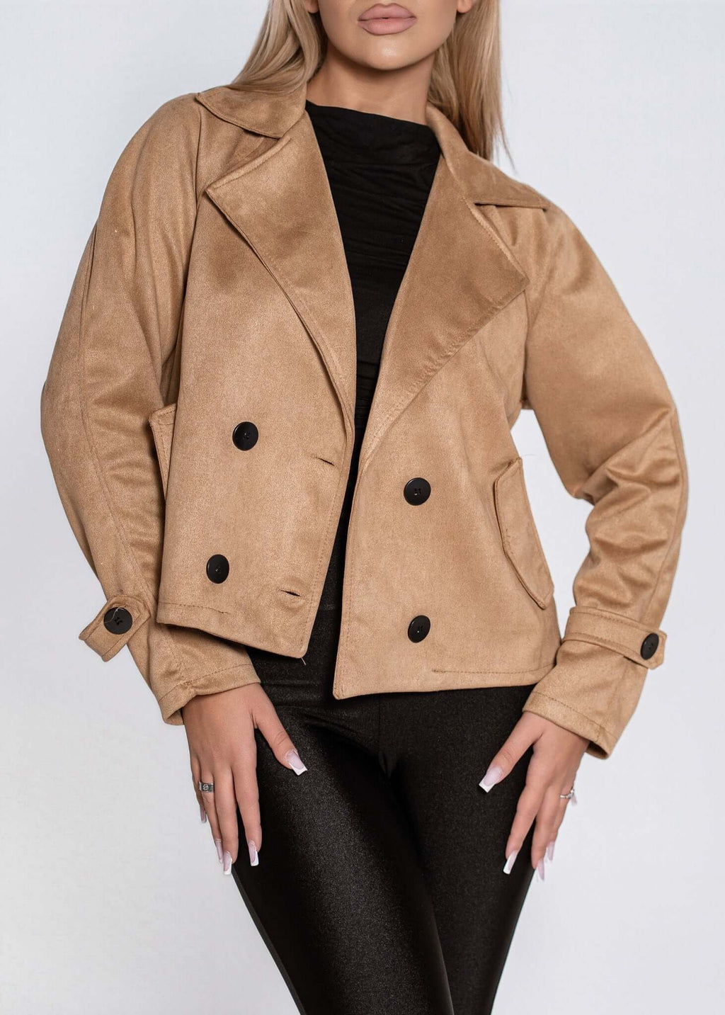 Jacheta piele întoarsă sintetică scurtă tip trench URBAN JACKET bej, purtată de femeie peste top negru