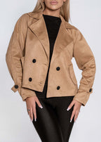 Jacheta piele întoarsă sintetică scurtă tip trench URBAN JACKET bej, purtată de femeie peste top negru