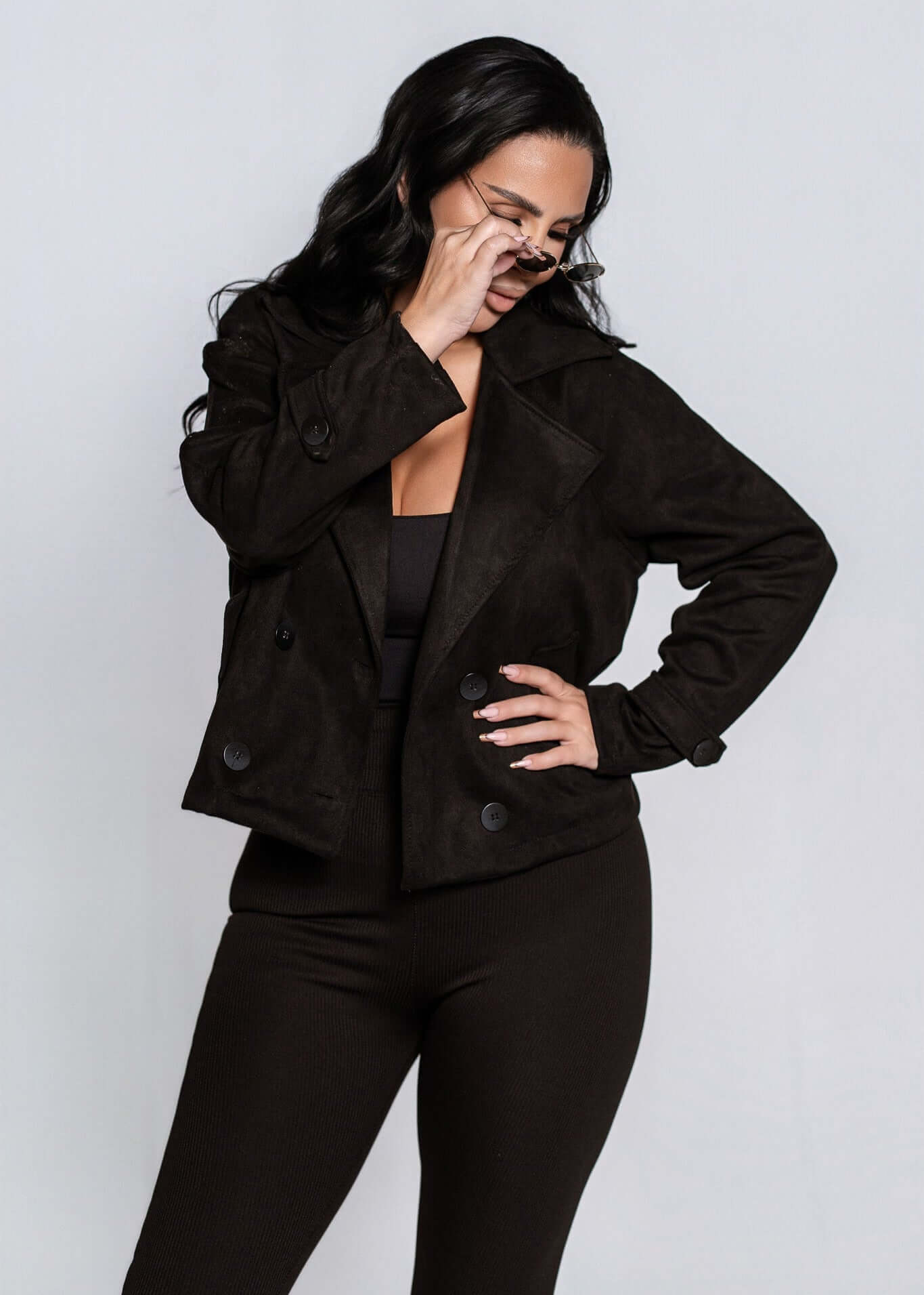 Jacheta piele întoarsă sintetică scurtă tip trench URBAN JACKET neagră, model femei, vedere frontală