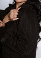 Jacheta piele întoarsă sintetică scurtă URBAN JACKET, detaliu material și croială tip trench pe model