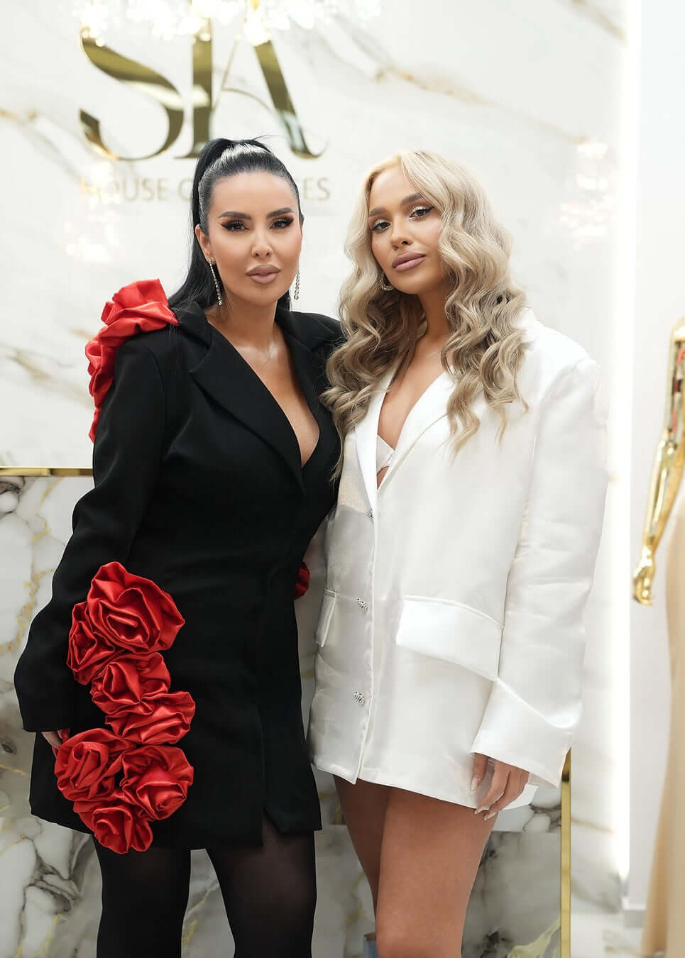 Rochie satin glossy oversize SIA White Poison, modelă blondă îmbrăcată în rochie-sacou albă elegantă, stil power dress