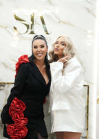 Rochie satin glossy oversize SIA White Poison, rochie-sacou albă elegantă prezentată într-un decor luxury SIA