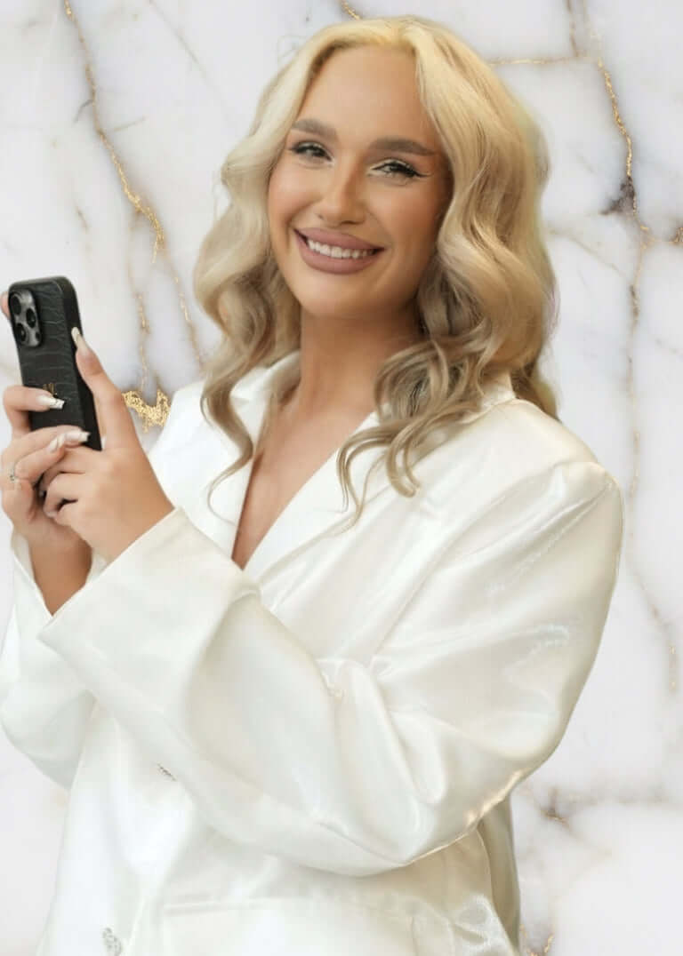 Rochie satin glossy oversize SIA White Poison, Rochie tip sacou albă elegantă, model zâmbind și ținând telefonul