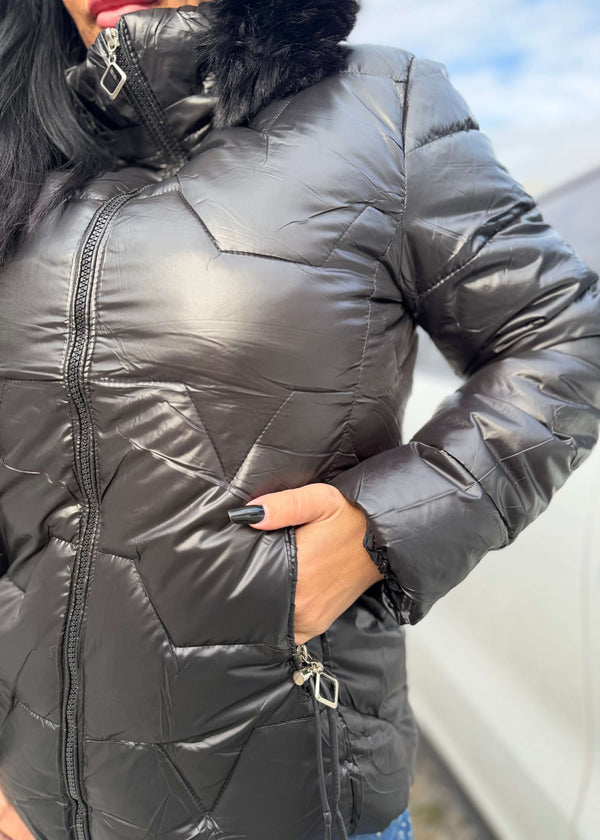 Geaca WINTER ARMOR neagră matlasată, impermeabilă, cu guler îmblănit detașabil și fermoar, detaliu buzunar lateral