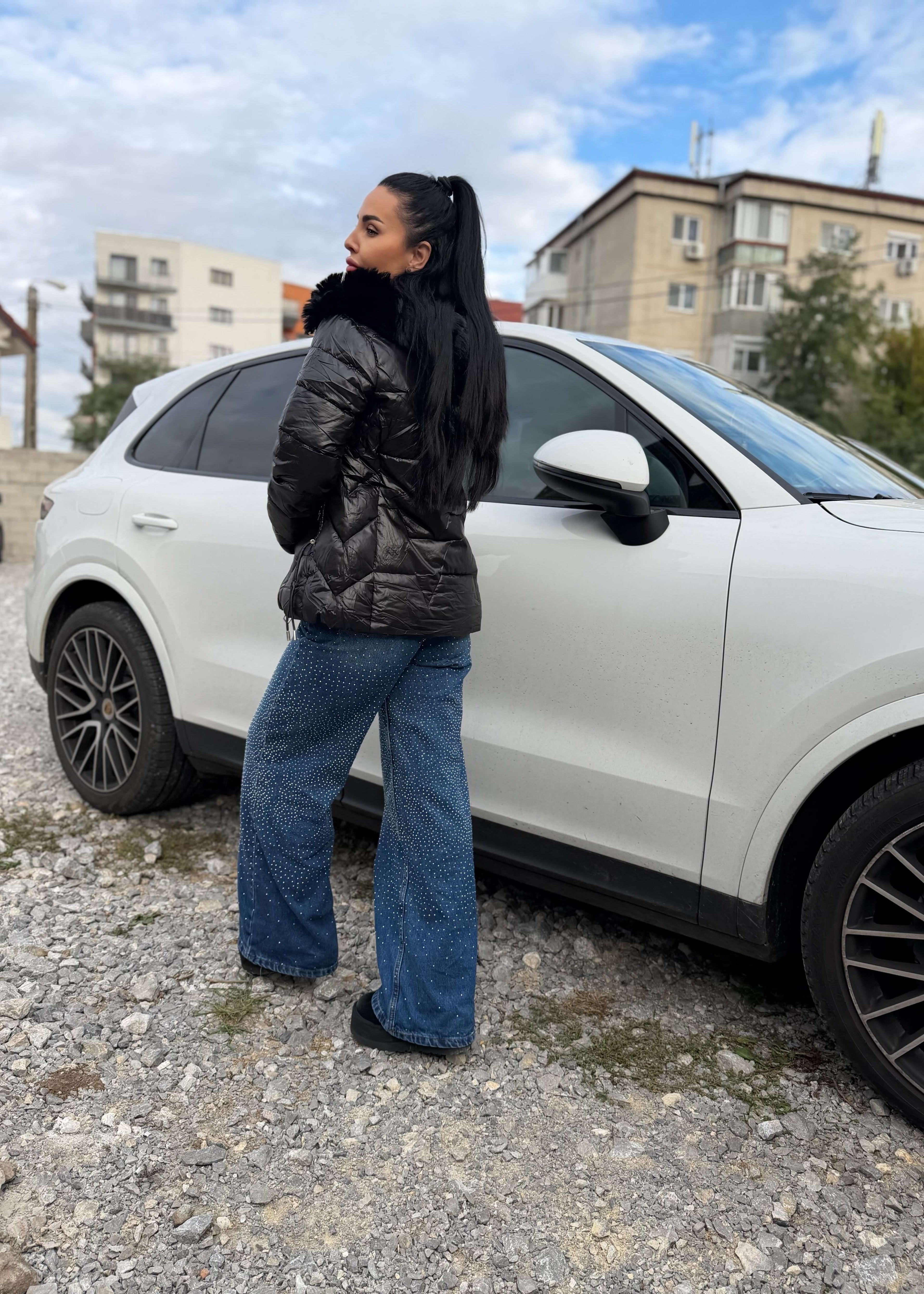 Geaca WINTER ARMOR cu guler îmblănit detașabil, matlasată, impermeabilă și rezistentă la vânt, purtată lângă un SUV alb