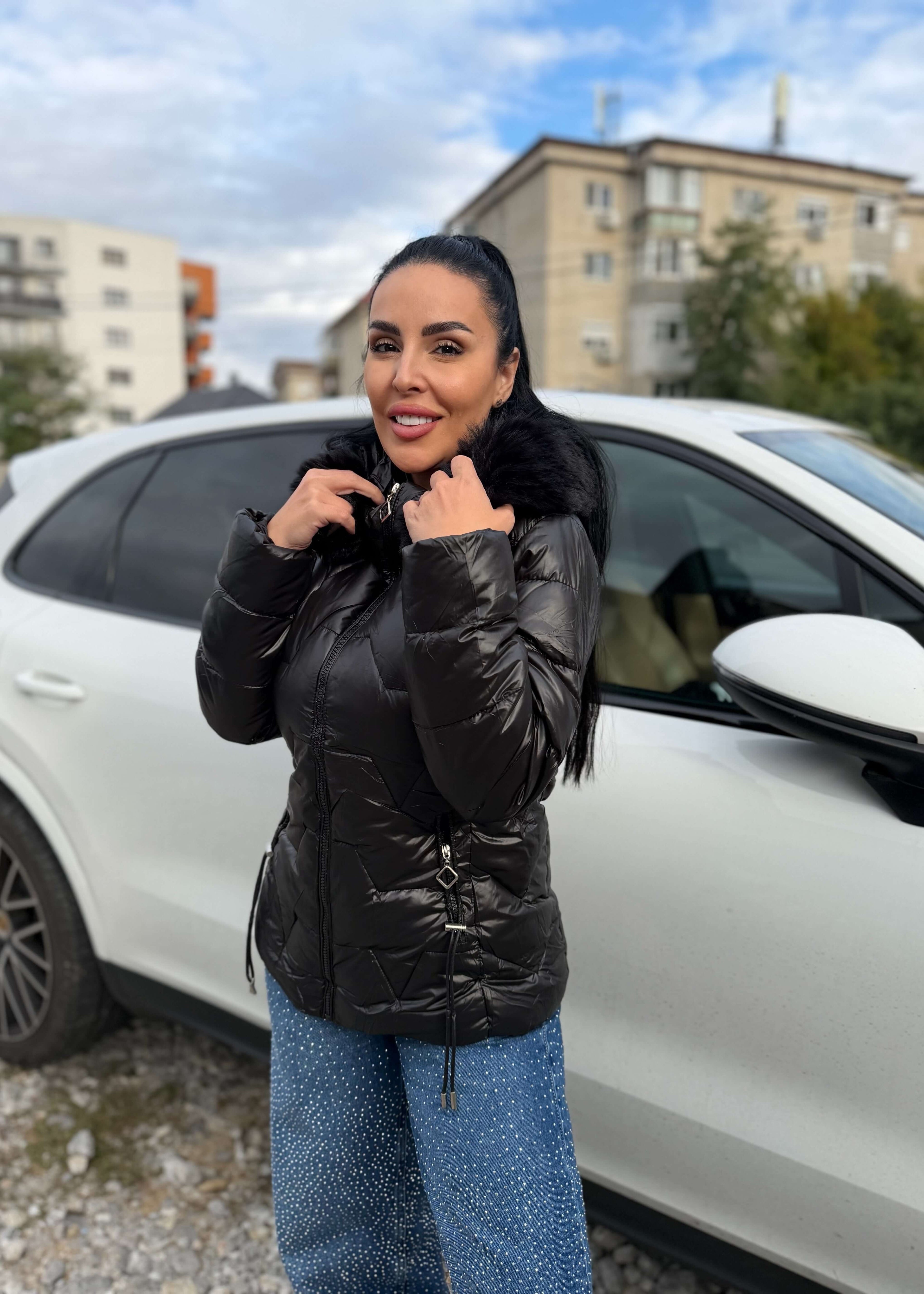 Geaca WINTER ARMOR cu guler îmblănit detașabil, matlasată, impermeabilă și rezistentă la vânt, purtată în aer liber