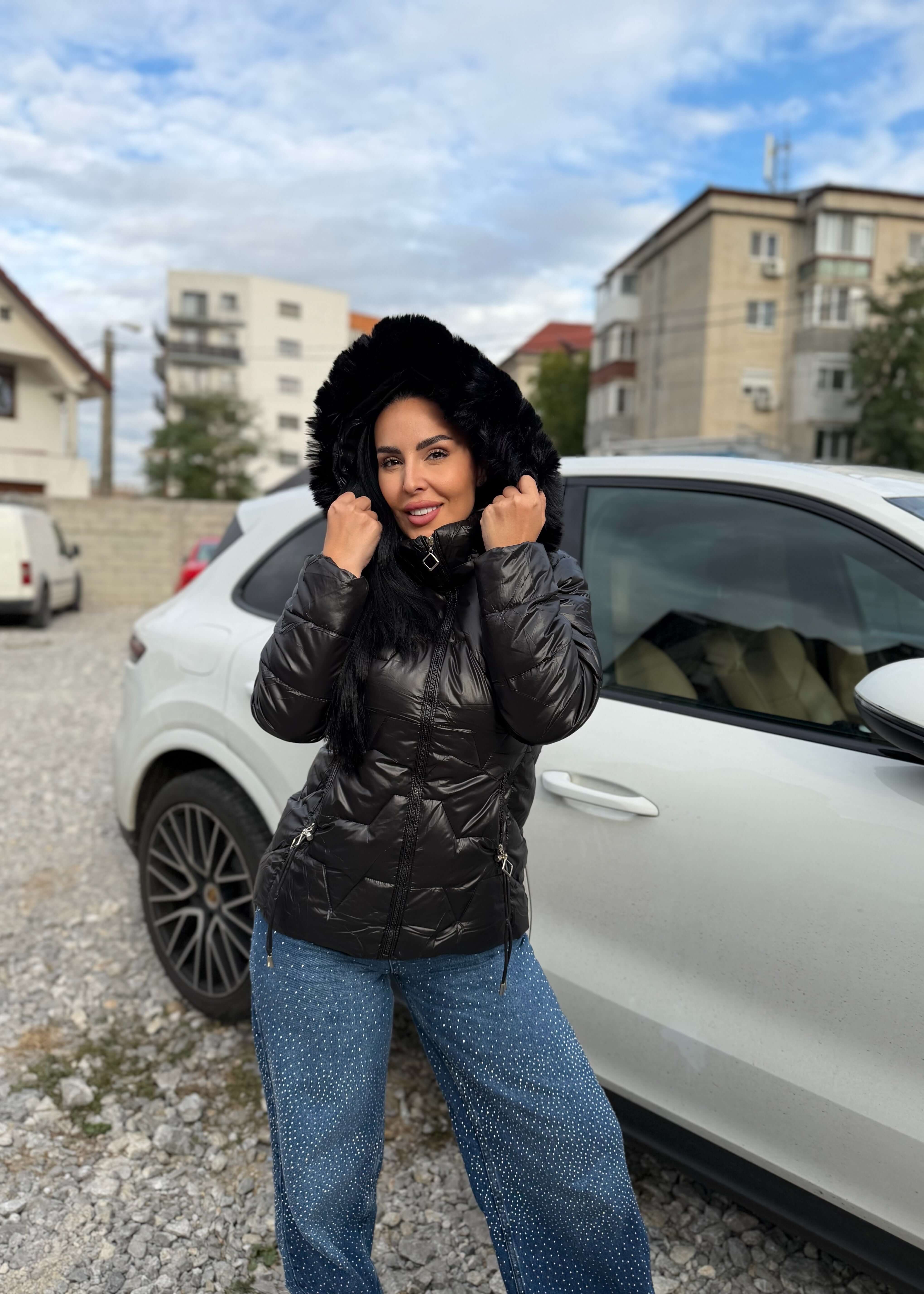 Geaca WINTER ARMOR cu guler îmblănit detașabil, matlasată, impermeabilă și rezistentă la vânt, purtată în aer liber lângă mașină Main image