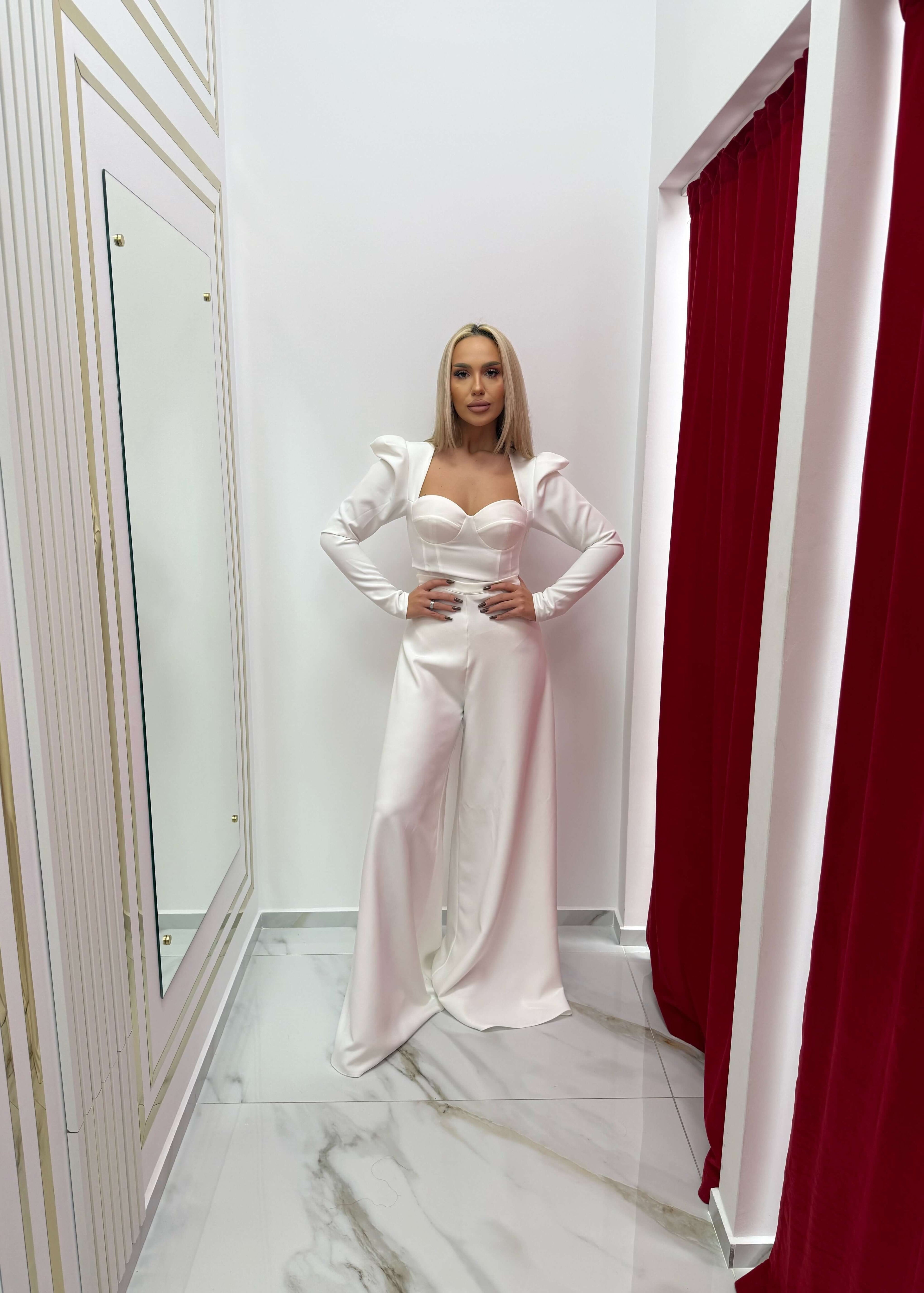 Pantaloni SIA Wide Pants palazzo, talie înaltă, croială amplă, albi, purtați de model într-o cabină de probă elegantă