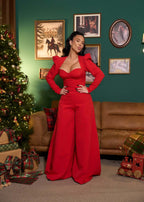 Pantaloni SIA Wide Pants roșii, talie înaltă și croială amplă tip palazzo, outfit elegant de sărbători în living decorat de Crăciun