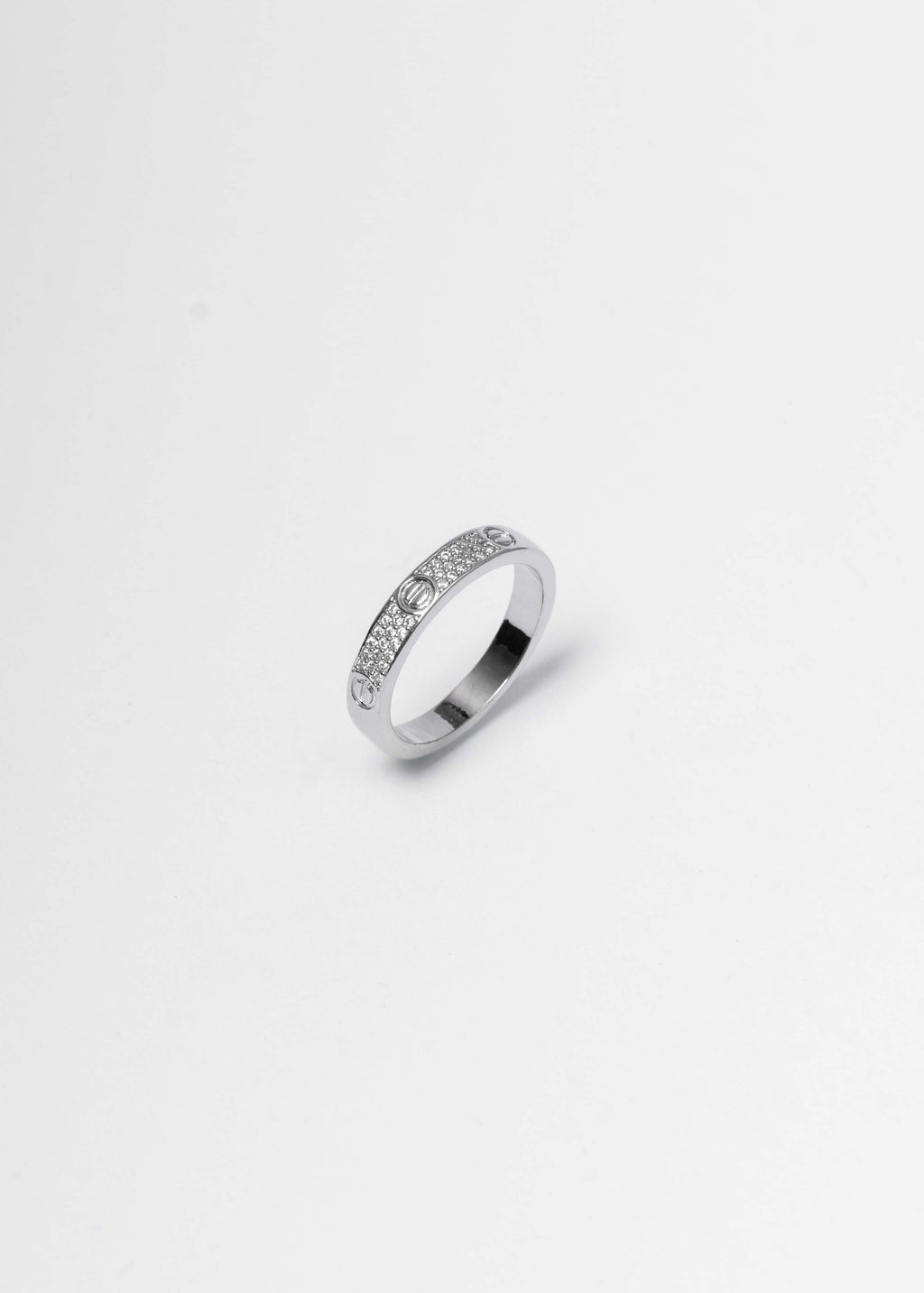 Alt Tag: Set bratara si inel unisex cu cristale SIA Screw Luxury, inel argintiu cu pietre stralucitoare pe fundal alb