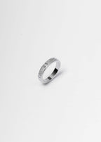 Alt Tag: Set bratara si inel unisex cu cristale SIA Screw Luxury, inel argintiu cu pietre stralucitoare pe fundal alb