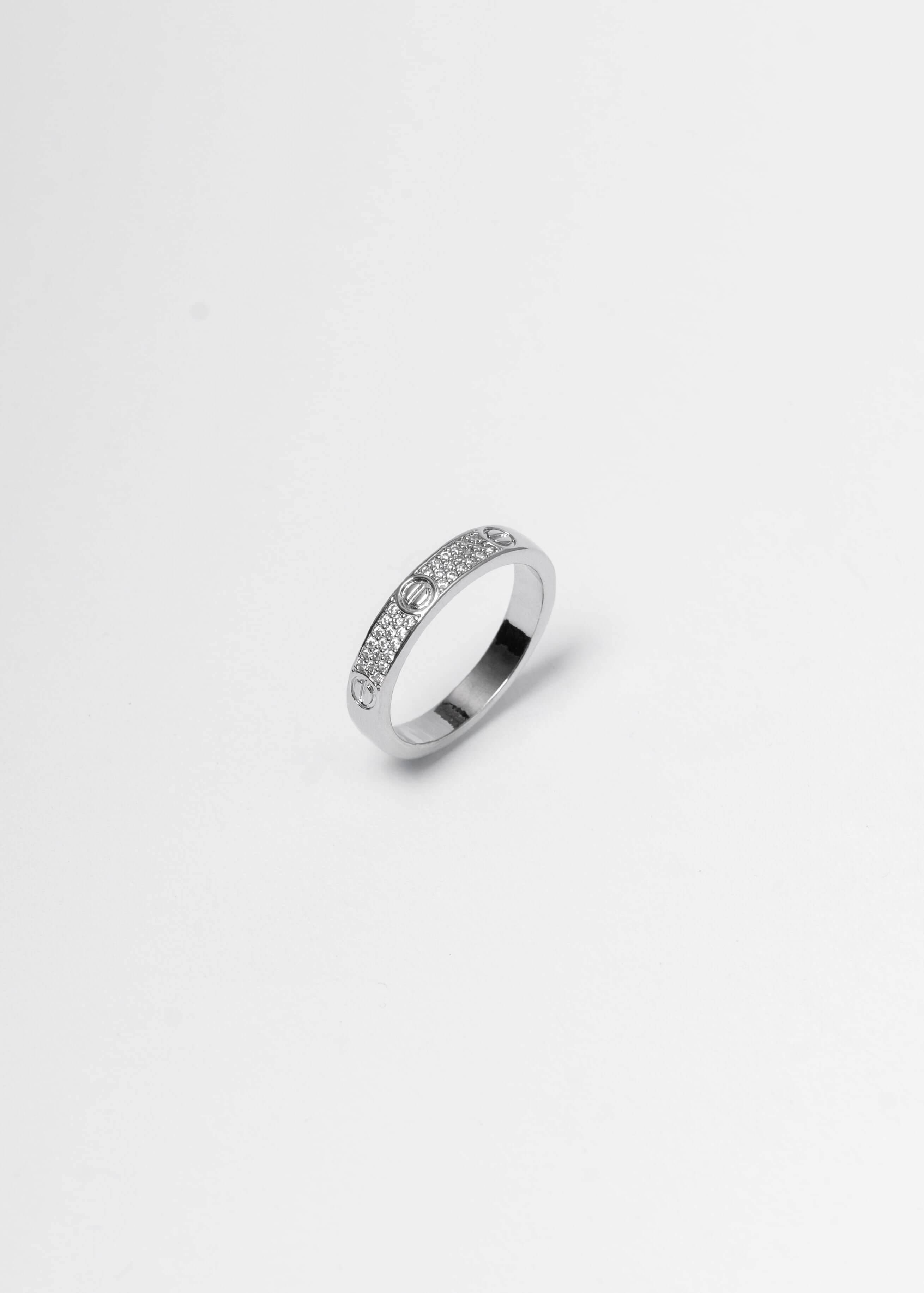 Alt Tag: Set bratara si inel unisex cu cristale SIA Screw Luxury, inel argintiu cu pietre stralucitoare pe fundal alb