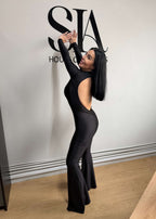 SIA Salopetă neagră din lycra, design cu spate gol, purtată de model evidentiază senzualitatea și eleganța.