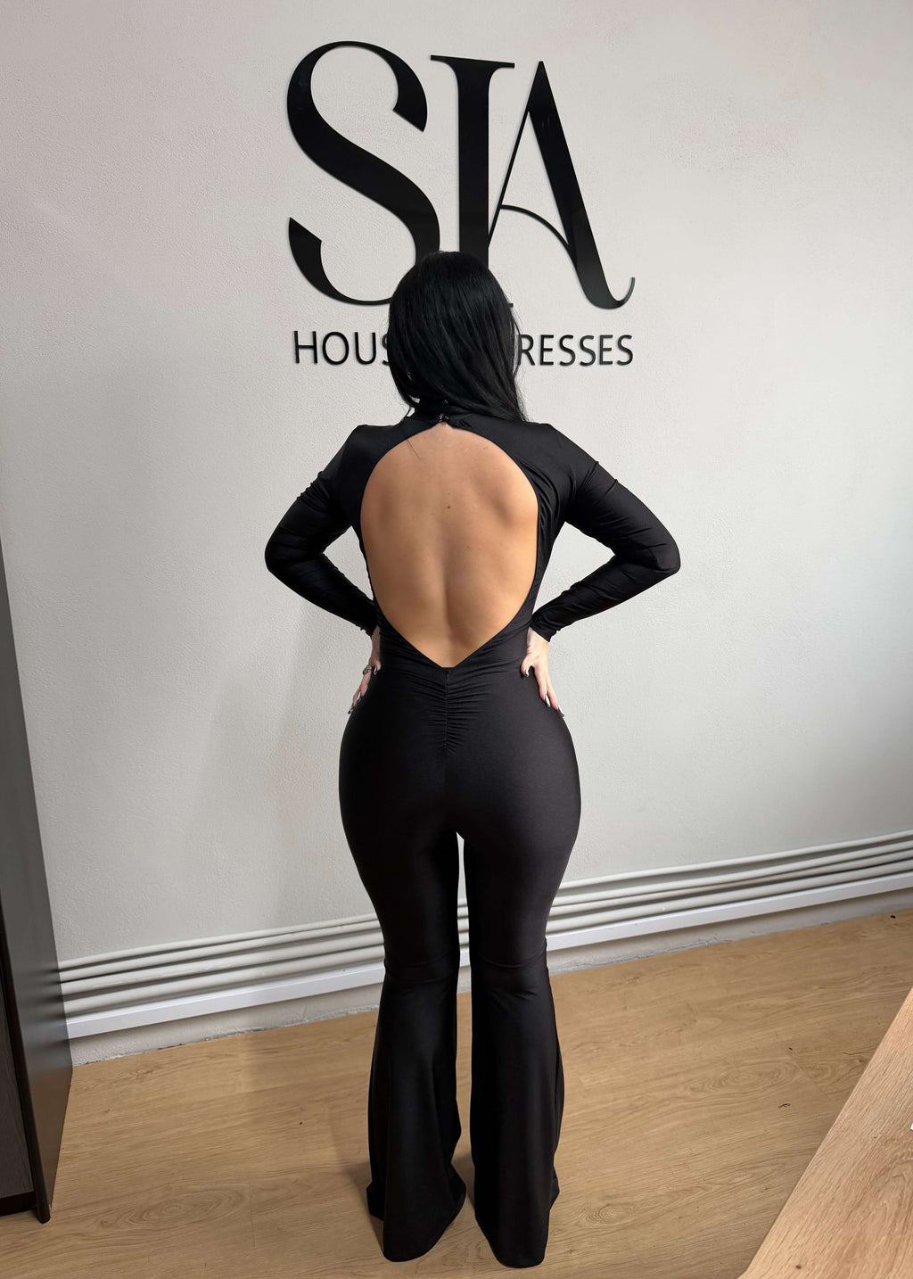 Salopetă neagră SIA Sinful Back din lycra cu spate gol, eleganță minimalistă și senzualitate absolută.