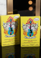 Paleta The Balm Balm Jovi Rockstar Face Palette, Paleta machiaj rock colorată expusă pe masă de toaletă elegantă