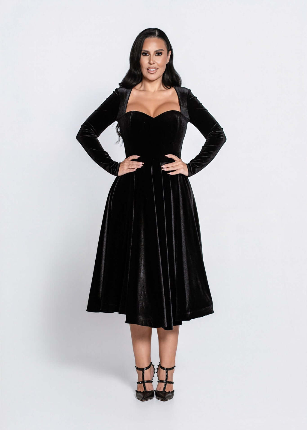 Rochie SIA Velvet Dream din catifea neagră premium, croială midi elegantă, cu decolteu sweetheart și mâneci lungi