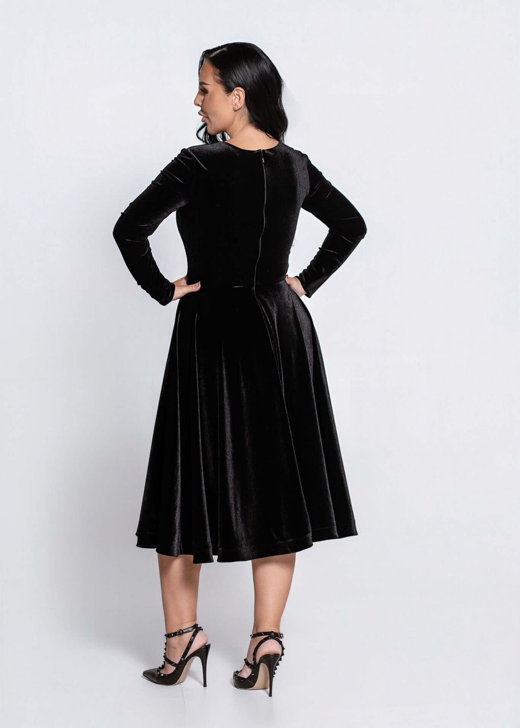 Rochie SIA Velvet Dream din catifea neagră premium, vedere din spate, croială midi elegantă pentru siluetă feminină