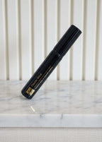 Estée Lauder Double Wear Zero-Smudge Lengthening mascara, negru, pe fundal de marmură albă