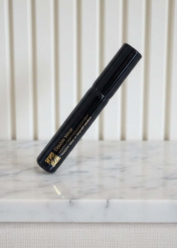 Estée Lauder Double Wear Zero-Smudge Lengthening mascara, negru, pe fundal de marmură albă